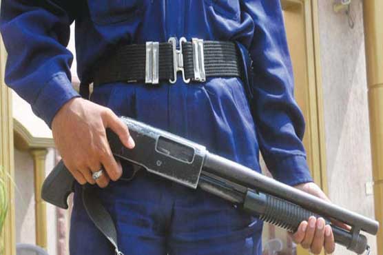 Former IG Sindh's guard robbed in Karachi