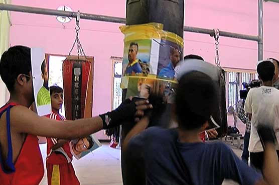 Karachi's boxers' all out support for Pakistan in match against India 