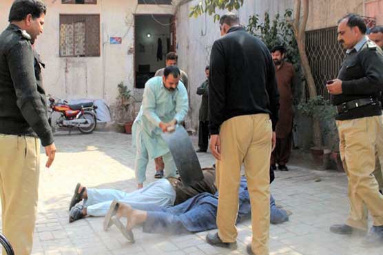 Lahore: Police thrash 2 men for harassing woman, CCPO suspends 6 