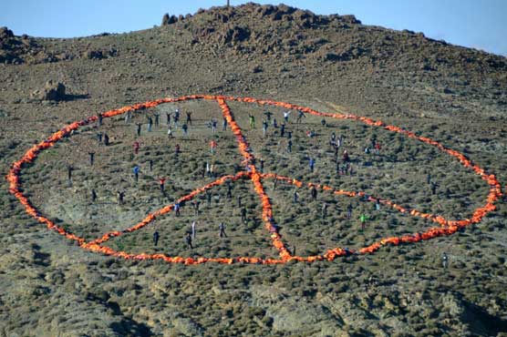 Aid groups create huge peace sign of life jackets on Greek isle