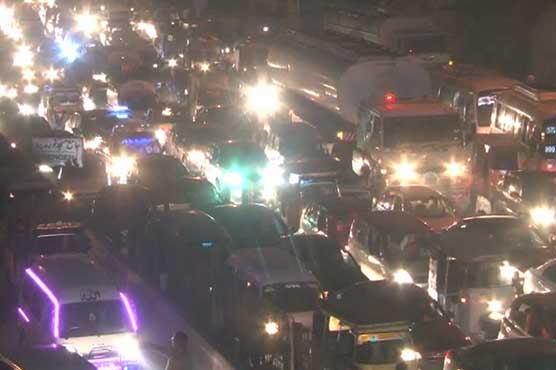 Karachi: Repairs cause severe traffic jam at Drigh road Shahrah-e-Faisal