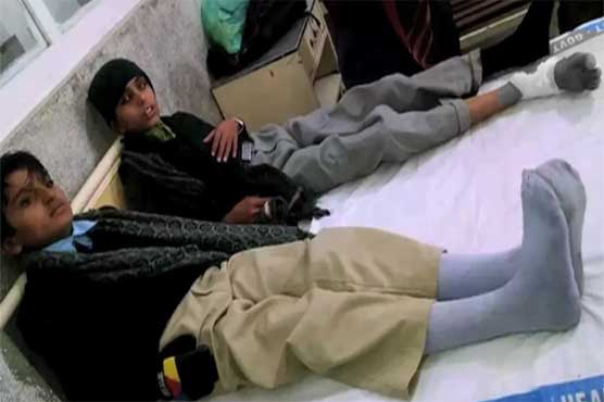 Robbers loot rickshaw driver, injure two students in Multan