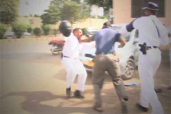 Karachi: Angry local scuffles with traffic wardens, case registered