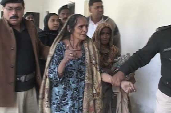 Two female beggars held red-handed while kidnapping infants in Sukkur