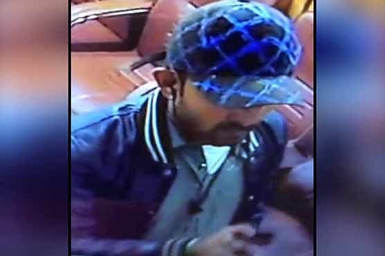 Dunya News obtains CCTV of robbery at medical store in Karachi 