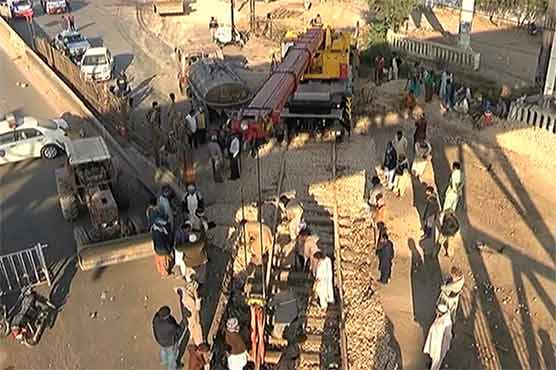 Karachi: Deadline missed but repair work continues on Faisal Avenue