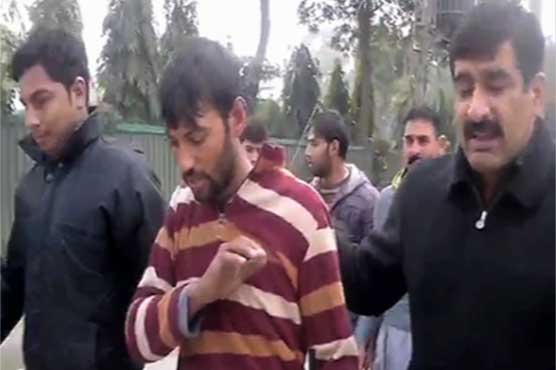 Locals catch thief red-handed outside Gujranwala's Civil hospital