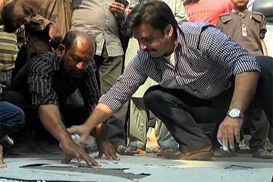 Fix It: CM's portrait on road as govt pays no attention to homeless