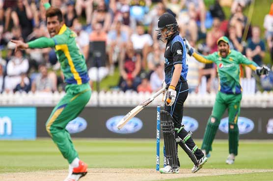 New Zealand reach 109/6 in 25 overs