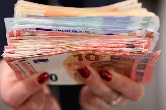 Emerging currencies suffer as oil prices head south