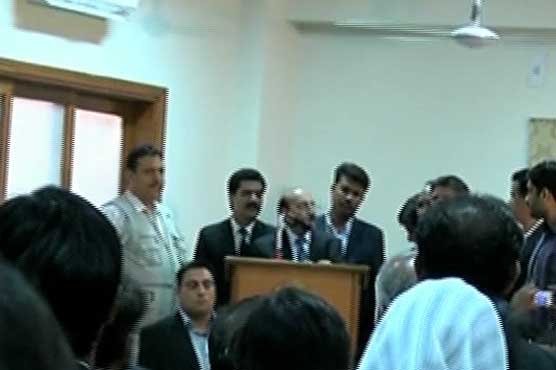 Lawyer protests during Qaim Ali Shah's address in SHC Bar