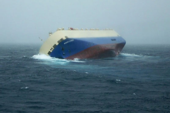 Salvage experts board stricken cargo ship off French coast