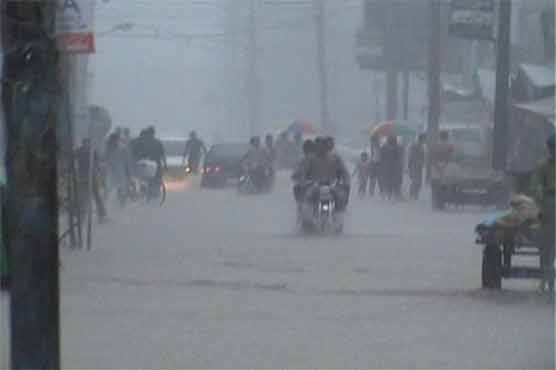 Weather cooled down after rain in different cities of Punjab 