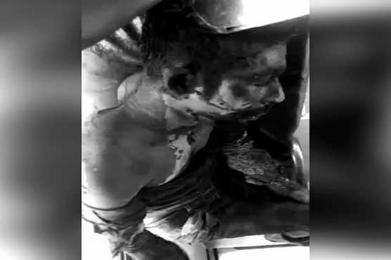 Angry citizens thrash, burn two suspected robbers in Karachi