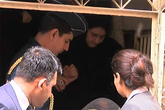 President's wife pays visit to Edhi's residence, meets family members