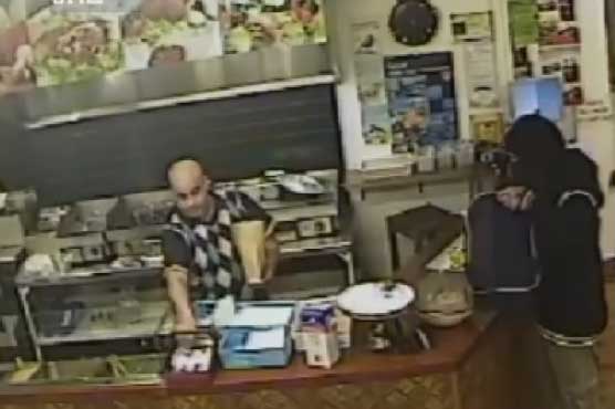 Do you want salad and the police with that? Cool kebab shop owner ignores robber