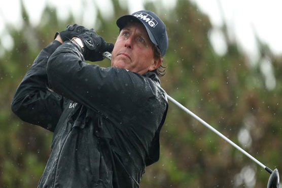 Golf: Mickelson retains Open advantage 