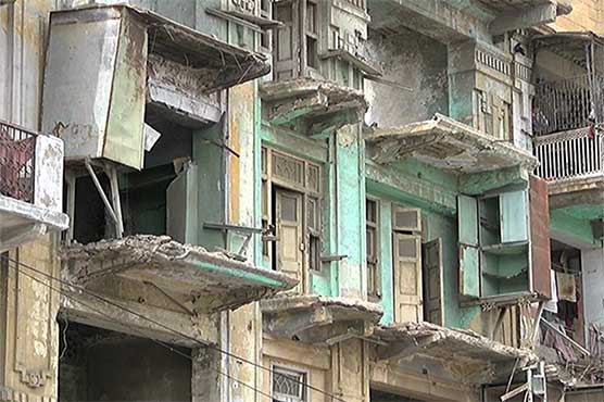 Local administration tries to empty dilapidated building in Karachi 