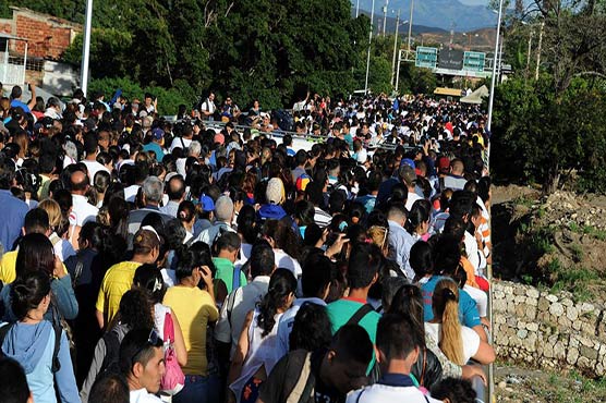 Venezuelans pour into Colombia again as border reopens