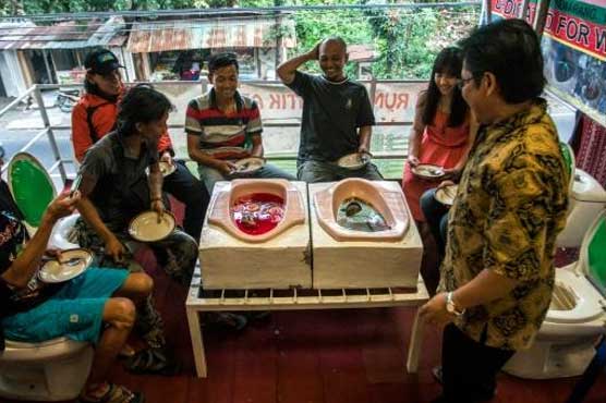 Indonesian toilet cafe serves up stomach-churning food