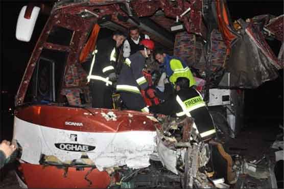 Bus crash kills 16 in Iran