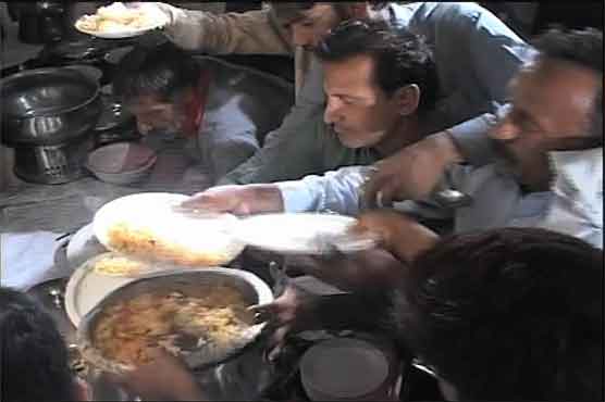 Multan: Hungry PPP workers storm food in workers convention
