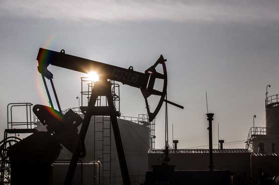 Oil prices sink further as glut worries return