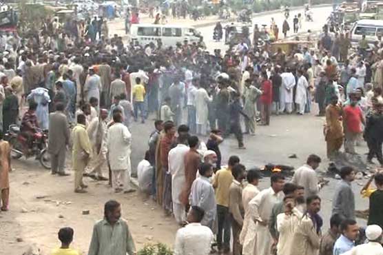 Locals block Sheikhupura Road in protest against 13-year-old boy's disappearance
