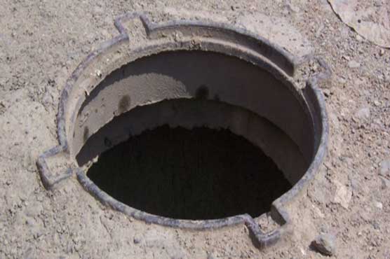 Lahore: CM Punjab takes notice of boy's death after falling into open manhole