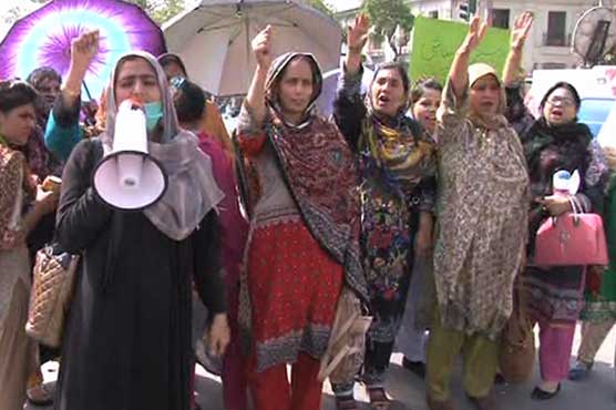 Lahore: Nurses continue protest on third day, demand health allowance