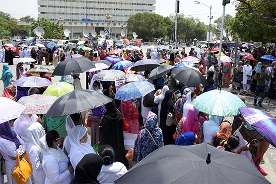 Nurse falls unconscious in Lahore protest due to scorching heat 