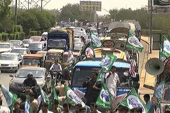 Shahrah-e-Faisal blocked as tankers owners turn it into parking