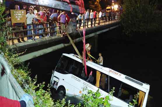 At least 14 killed as Turkish bus plunges into canal