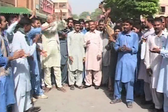 Paramedics in Faisalabad's Civil Hospital protest against doctors' ill-behaviour