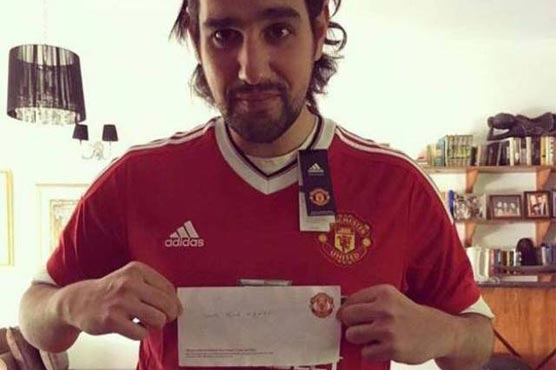 Manchester United sends signed jersey to Shahbaz Taseer