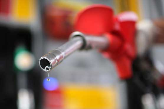 Oil extends rebound on weak dollar, easing Brexit fears 