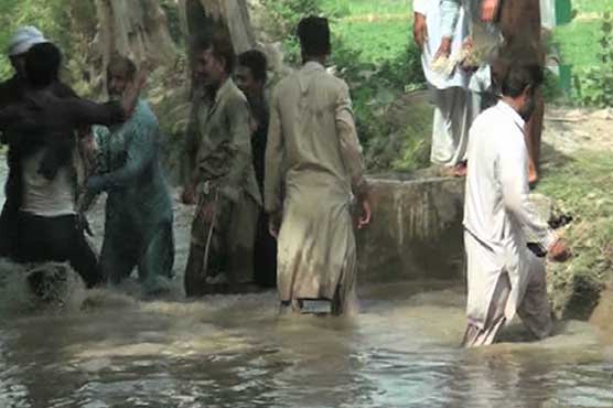 Local farmers torture robber for stealing water from canal in Sadiqabad