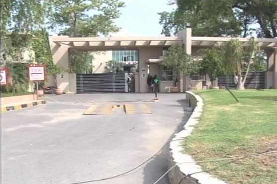 Golf club on Lahore's Canal Road sealed, employees clash with railways union