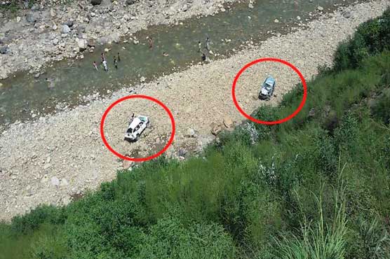 Six killed, five injured as two cars dive into River Khan Khawar near Shangla
