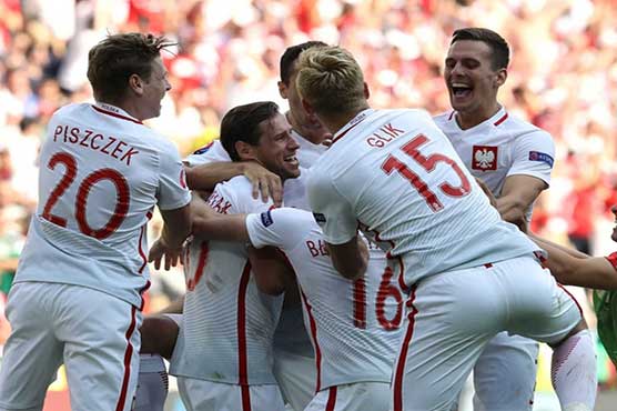 Football: Xhaka miss sends Poland into Euro quarters