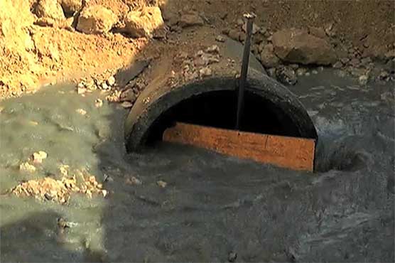Karachi: Rainy season starts, filthy pipelines not cleaned