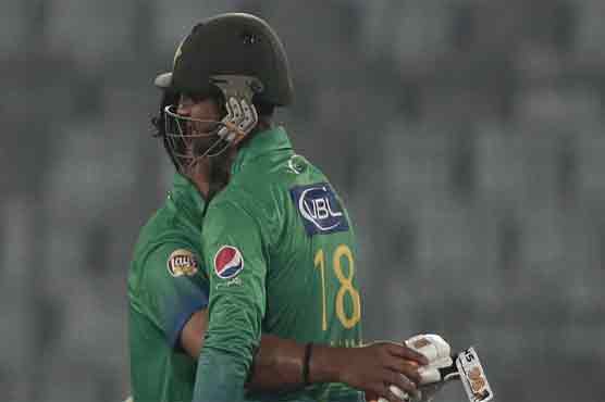 Malik, Akmal guide Pakistan home