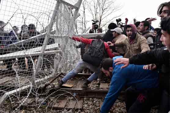 Migrants try to storm Greece-Macedonia border fence