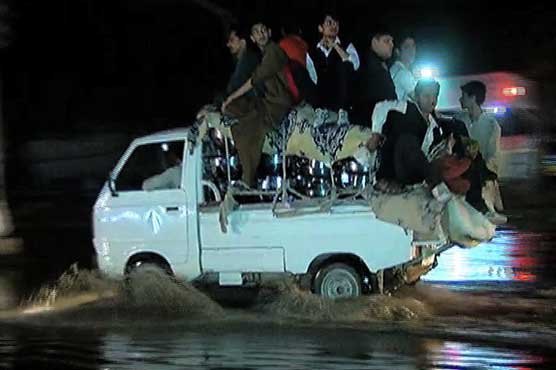 Karachi: Citizens face distress as sewerage pipeline bursts 