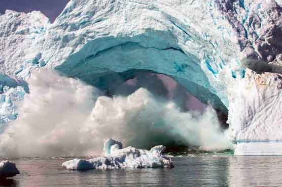 Ice arch collapse caught on film in Patagonia