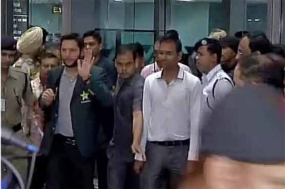 Welcome: Pakistani cricket team land in Kolkata