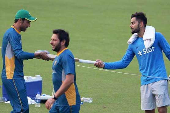 India's Kohli gifts Amir bat in fresh show of love