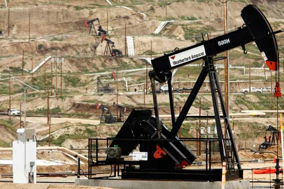 Oil extends losses on supply concerns, stronger dollar 