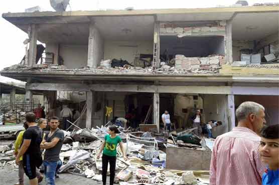 Air strikes on Syria displaced camp killing 28 as Aleppo truce holds