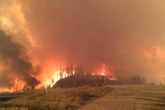 Airlifts for thousands trapped by Canada wildfires